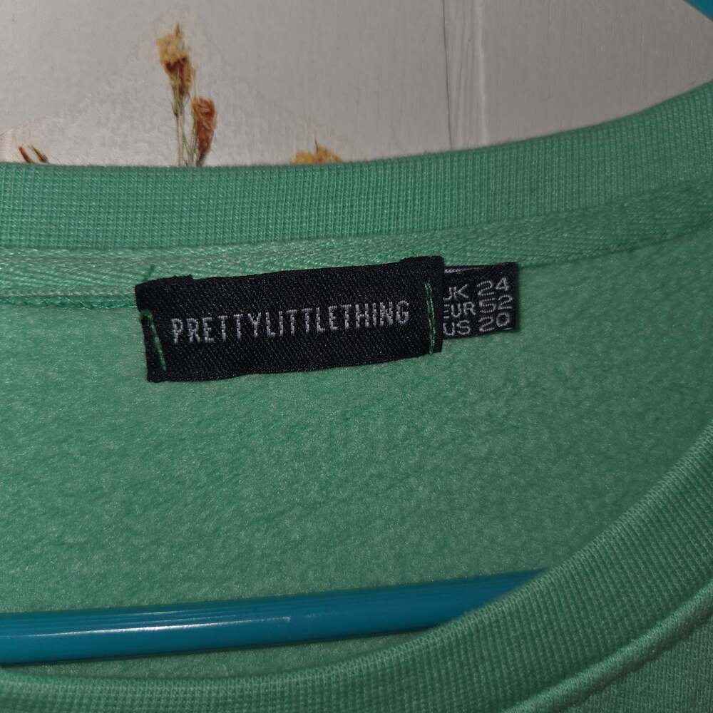 PrettyLittleThing Embroidered Logo Oversized Sweatshirt in Green